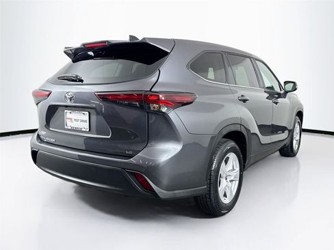 Certified 2025 Toyota Highlander LE image 2