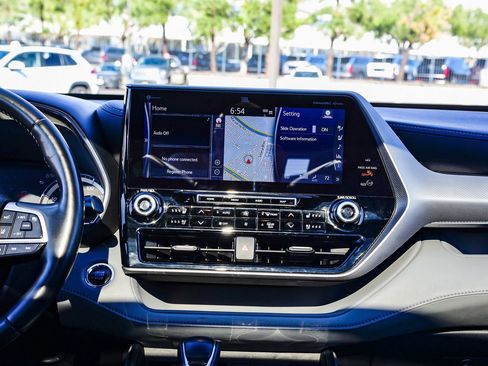 Certified 2022 Toyota Highlander Platinum image 16