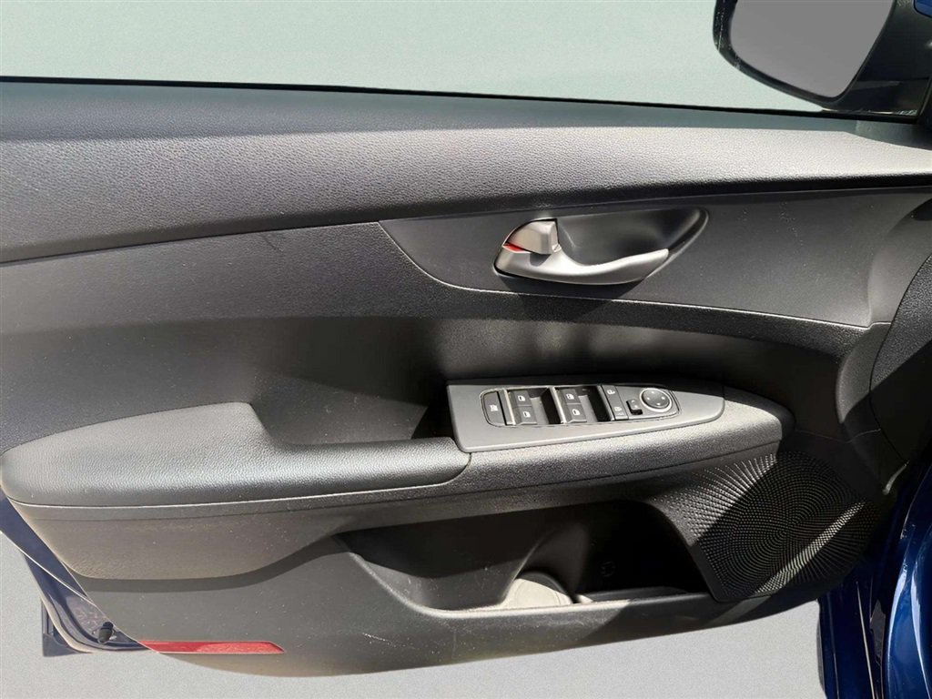 Used 2020 Kia Forte LXS FWD image 8