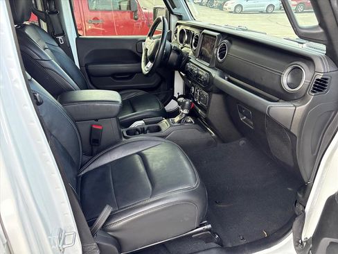 Used 2022 Jeep Wrangler Sahara w/ Cold Weather Group image 40