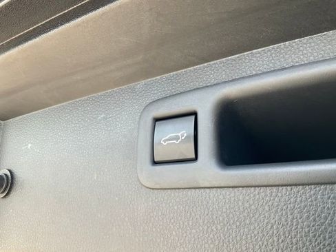 Used 2021 Toyota Highlander XLE AWD/4WD image 19