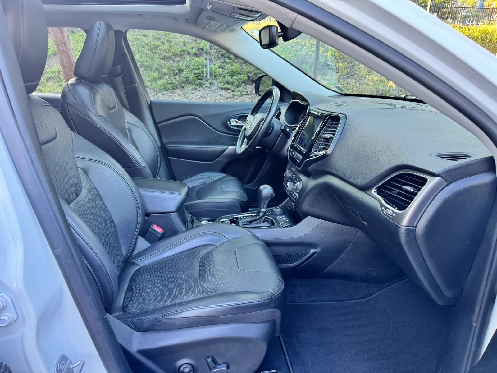 Used 2019 Jeep Cherokee Limited AWD/4WD image 10