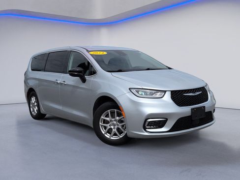 Used 2024 Chrysler Pacifica Touring-L FWD image 2
