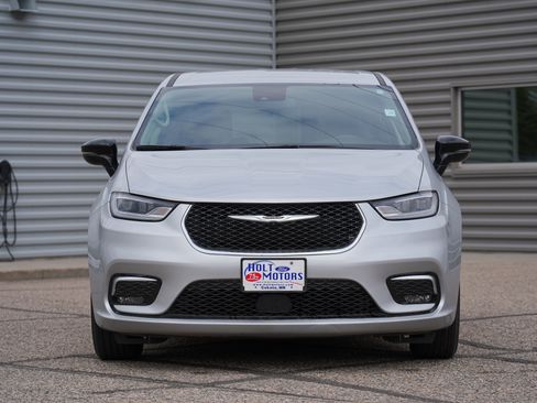 Used 2024 Chrysler Pacifica Touring-L FWD image 9