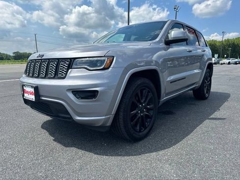Used 2020 Jeep Grand Cherokee Altitude AWD/4WD image 16