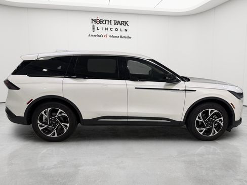 Used 2025 Lincoln Nautilus Premier w/ Equipment Group 102A AWD/4WD image 6