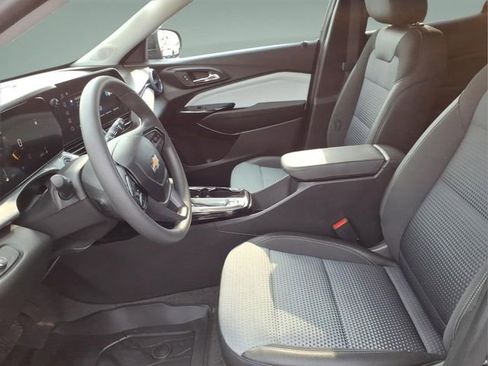 Used 2025 Chevrolet Trax LT FWD image 13
