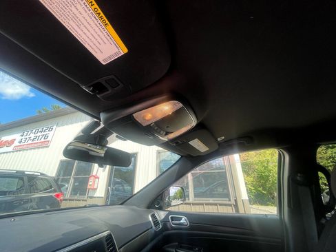 Used 2018 Jeep Grand Cherokee Laredo image 16