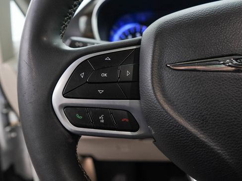 Used 2023 Chrysler Pacifica Limited FWD image 27