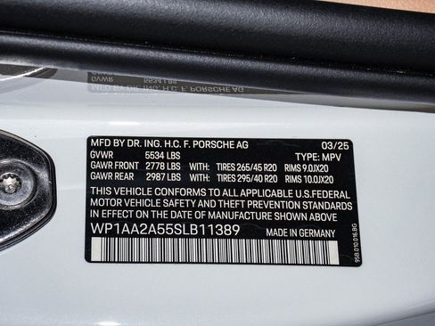 Certified 2025 Porsche Macan image 30