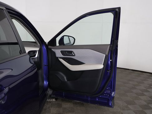 Used 2023 Nissan Rogue SV image 17