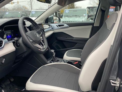 Used 2025 Volkswagen Taos SE image 14