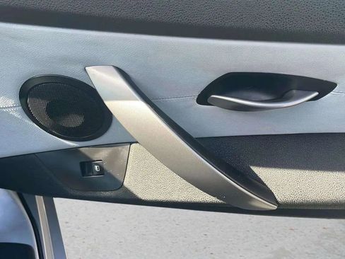 Used 2005 BMW Z4 2.5i image 16