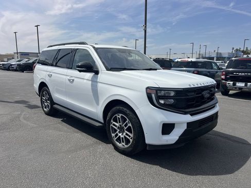 Certified 2025 Ford Expedition Active image 3