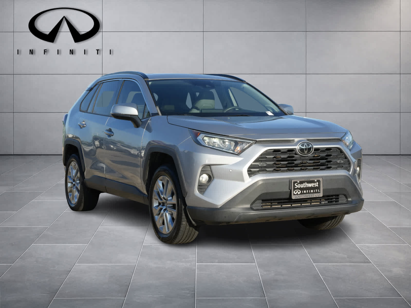 Used 2021 Toyota RAV4 XLE Premium FWD image 3