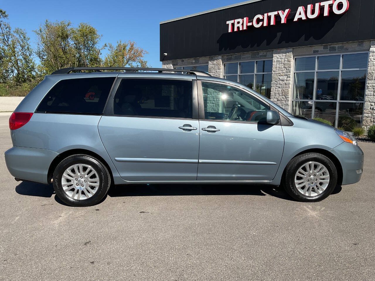 Used 2010 Toyota Sienna XLE w/ Towing Prep Pkg FWD image 9