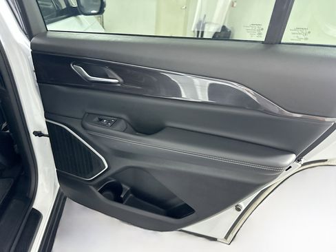 Used 2022 Jeep Grand Cherokee L Laredo image 31