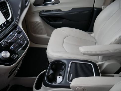 Used 2021 Chrysler Pacifica Touring-L image 24