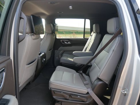 Used 2024 GMC Yukon XL SLT w/ SLT Luxury Package image 9