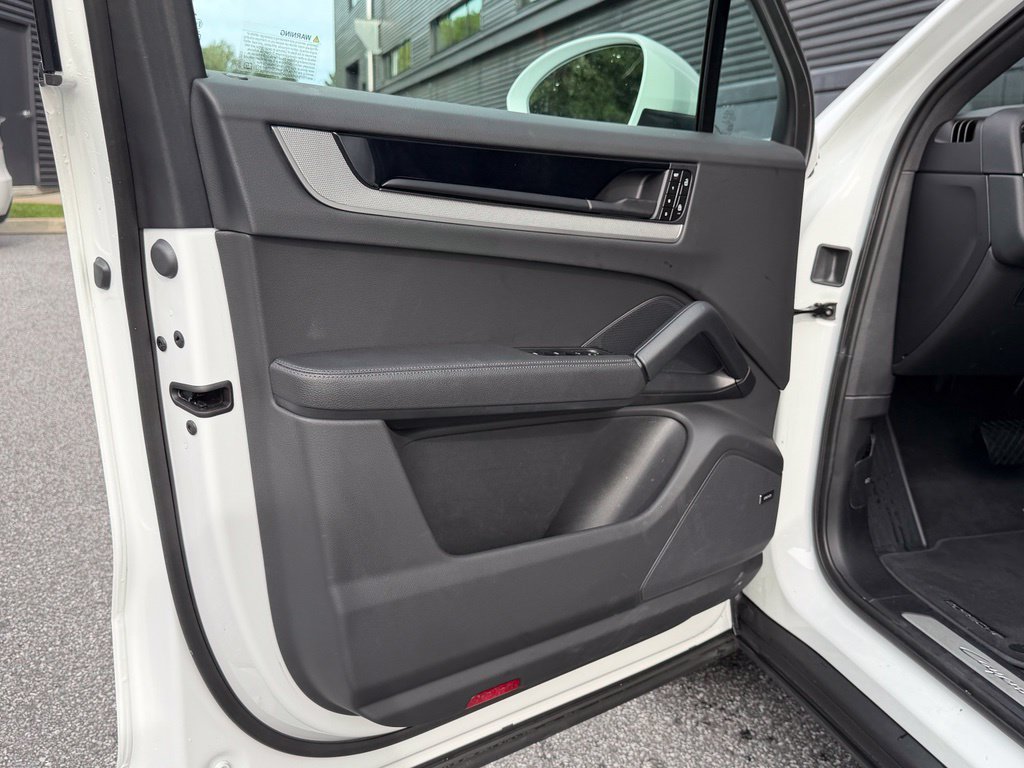 Certified 2026 Porsche Cayenne AWD/4WD image 18