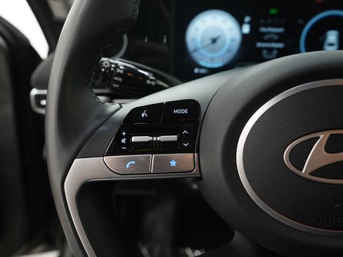 Used 2025 Hyundai Elantra SEL FWD image 23