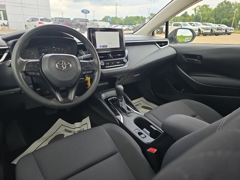 Used 2023 Toyota Corolla LE FWD image 9