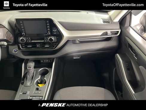 Certified 2022 Toyota Highlander L image 19