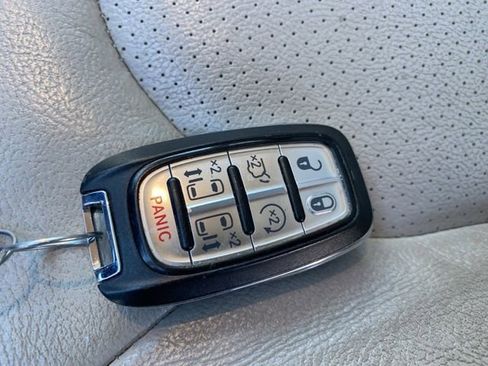 Used 2018 Chrysler Pacifica Touring-L Plus image 29