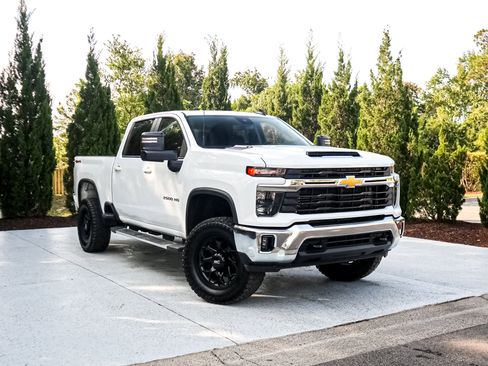 Used 2025 Chevrolet Silverado 2500 LT w/ Convenience Package AWD/4WD image 2