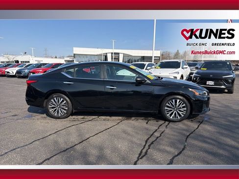 Used 2024 Nissan Altima 2.5 SV image 3