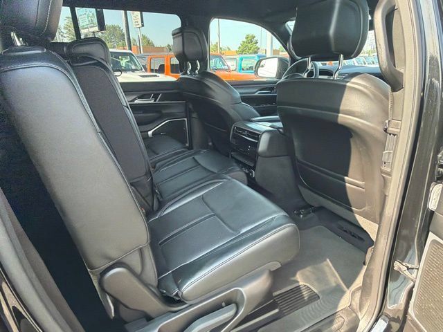 Used 2024 Jeep Wagoneer L Series III w/ Flexible Seating Group AWD/4WD image 12