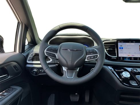 New 2026 Chrysler Pacifica Select image 12