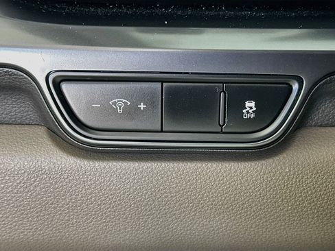 Used 2025 Kia Carnival FWD image 17