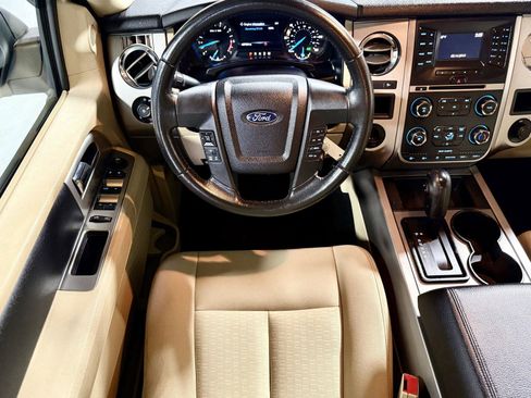 Used 2015 Ford Expedition XLT RWD image 2