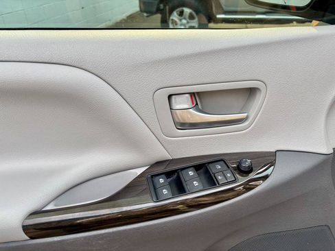 Used 2019 Toyota Sienna XLE Premium FWD image 21