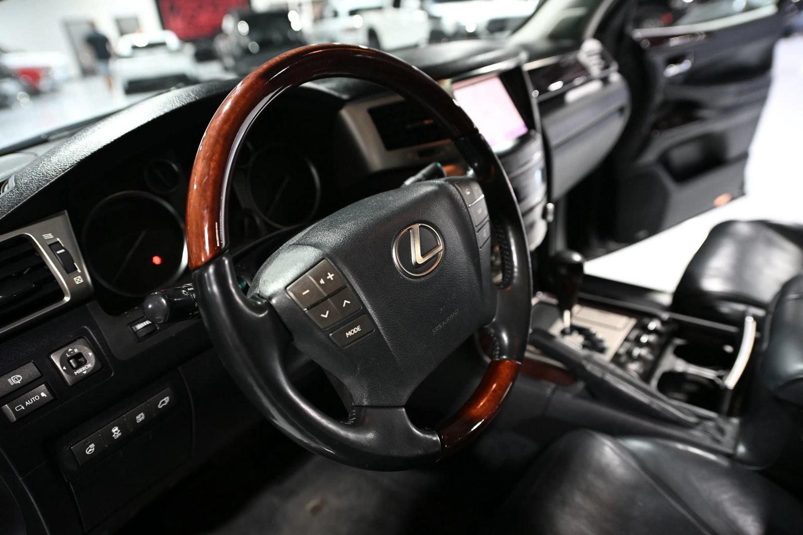 Used 2013 Lexus LX 570 4WD w/ Luxury Pkg image 14