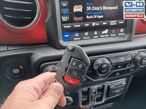 Used 2022 Jeep Wrangler Unlimited Rubicon w/ Cold Weather Group AWD/4WD image 2