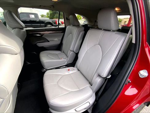 Used 2023 Toyota Highlander Limited FWD image 21