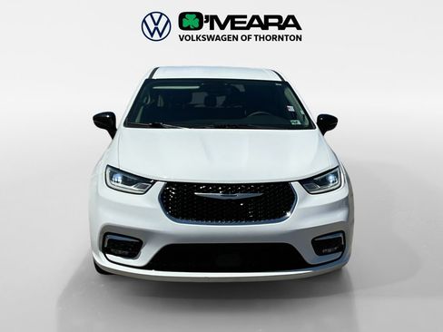 Used 2024 Chrysler Pacifica Touring-L FWD image 8