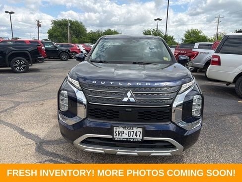 Used 2022 Mitsubishi Outlander SE image 2