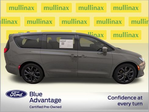 Used 2020 Chrysler Pacifica Touring w/ S Appearance Package FWD image 2