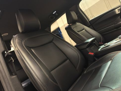 Used 2020 Ford Explorer XLT w/ Equipment Group 202A image 21