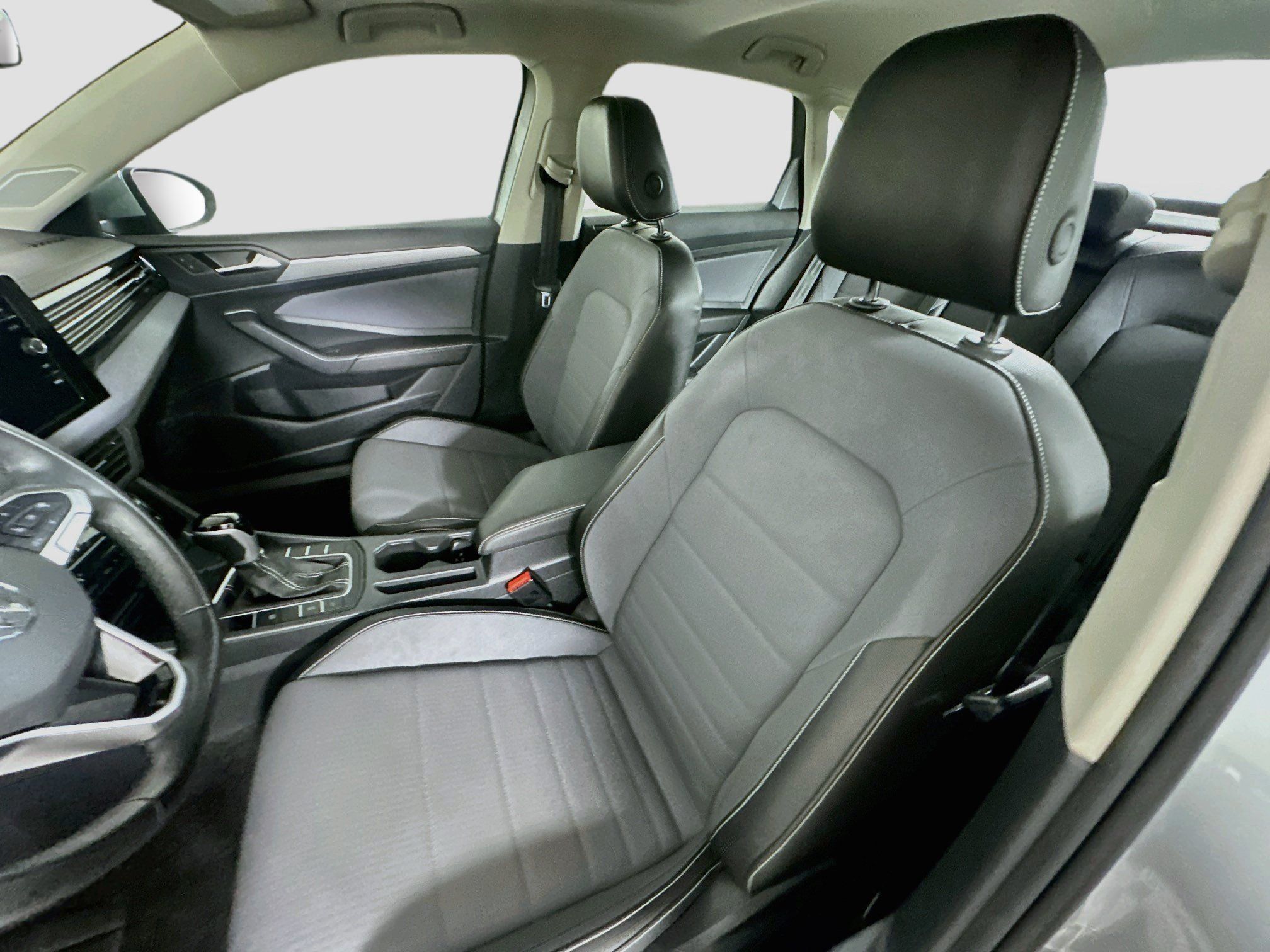 Used 2025 Volkswagen Jetta SE FWD image 13