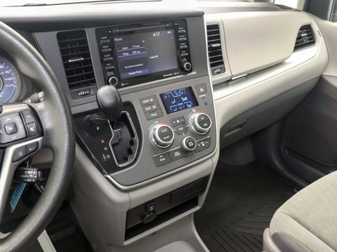 Used 2020 Toyota Sienna LE image 20