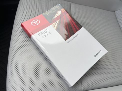 Used 2025 Toyota Prius XLE image 19