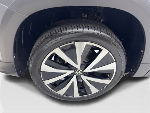 Used 2024 Volkswagen Taos SE image 88
