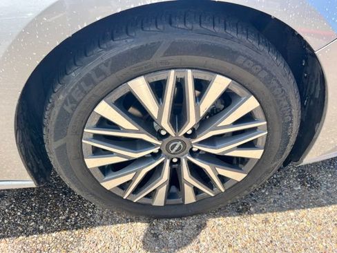 Used 2023 Nissan Altima 2.5 SV FWD image 6