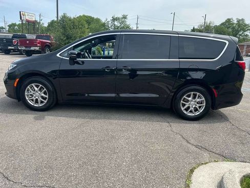 Used 2025 Chrysler Pacifica Select FWD image 8