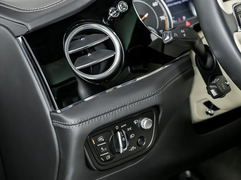 Used 2019 Bentley Bentayga AWD/4WD image 26