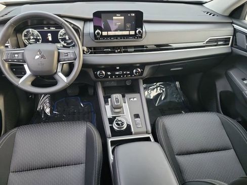 Used 2025 Mitsubishi Outlander ES image 17